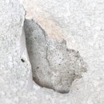 外壁の剥がれ、放置は危険?主な原因と補修費用<窯業系サイディング>